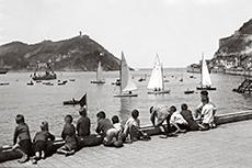 Haurrak Errege Kulb Nautikoko terrazan, c. 1921