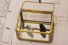 Miriam Isasi (Vitoria - Gasteiz, 1981). Memoria duten bitxiak. Monumentu (im)materiala seriea; 2015