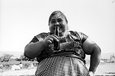Juchiteca con cervesa, 1984. © Graciela Iturbide / Cortesía Throckmorton Fine Art